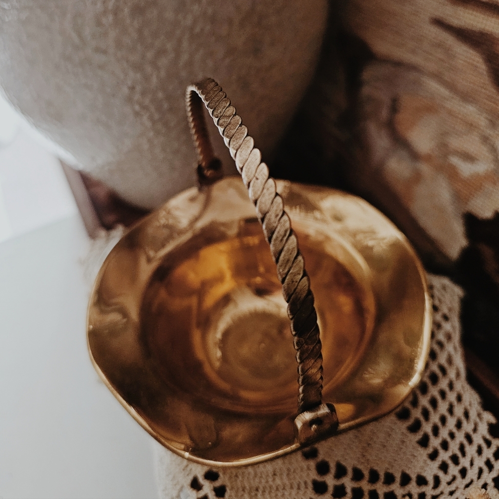 Vintage Hampton Small Brass Basket With Scalloped Edges - Picture 8 of 8